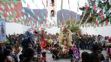 Ajijic community volunteers upgrade plaza decorations